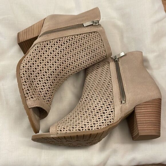 ERIC MICHAEL TAUPE OPEN YOE BOOTIES.  NEW IN BOX - Picture 2 of 12